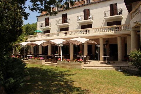 Restaurant avec sa terrasse au bord de l'eau 